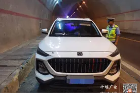 太危险！隧道内停车睡觉，幸亏十堰高警及时赶到图片