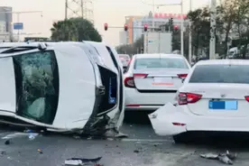 男子喜提新车，刚上路就被撞！肇事司机是妻子图片