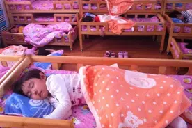 为何幼儿园要逼孩子们睡午觉？老师的苦心家长要明白图片