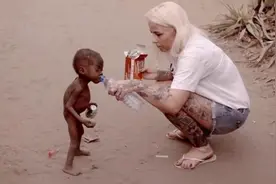 6年过去了，当年的非洲“讨水男孩”，被游客收养后，过得怎么样图片