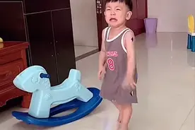 孩子一言不合发脾气摔东西，不打不骂不哄，给他一个“概念”就好图片