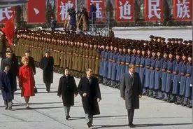 尼克松访华时看到“打倒美帝”标语大怒，毛主席三字幽默回应图片