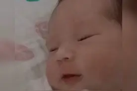 正在熟睡的萌娃，突然吹了一口气，把自己都给逗笑了，网友：可爱图片