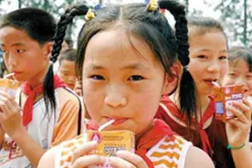 “天天喝牛奶”的孩子和“从不喝牛奶”的孩子，3大差距很明显图片