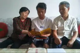 母亲改嫁，父亲去世，祖孙三人相依为命，这个家虽有缺憾但不缺爱图片