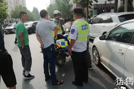郑州一女子穿高跟鞋驾车失控导致四车连撞一老人受伤图片