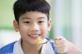 只要男孩身上还有这些特征，身高还能“窜一窜”，妈妈别担心图片