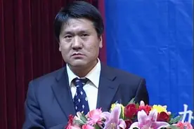 王福重：呼吁农民不要用收割机割麦，会污染环境图片