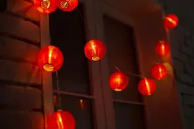 过年挂灯有品位，俗语：“前门不点灯，后院不亮堂”说的是啥呢？图片