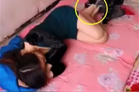 妈妈收拾熊孩子的动作非常熟练，网友：很像武林人士的动作图片