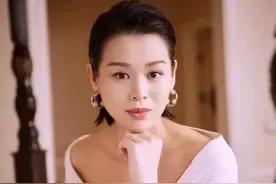 想不到，当初的TVB“傻妹”胡杏儿，也已经是两个孩子的妈妈了图片