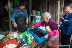 店面简陋服务一般，苏州独有的黑豆腐干，为何还是她家卖得最火爆图片