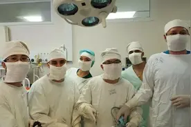 美国外科学院院士（FACS）华西医院彭兵教授莅临宜宾市二医院开展学术交流与手术演示图片