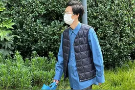 谁说羽绒服土气？跟上海老年人这样搭，6、70岁也能穿得精致时髦图片
