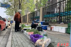 物业人员全体到岗，这个小区封控不放松图片