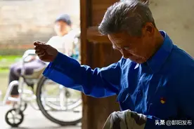感动！“万能”父亲照顾脑瘫女儿40余年，演绎“深沉父爱”！图片