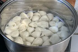 煮饺子时，不要水开就下锅煮！多加1步，饺子不粘锅不破皮图片