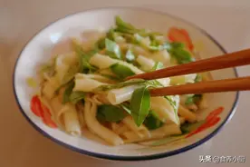 一把荆芥，一碗面皮，泡一泡，拌一拌，夏天餐桌的主角饭图片