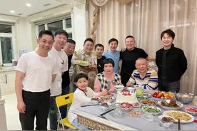 郭德纲老婆豪宅庆生，6岁儿子坐C位，郭麒麟只能靠边站图片