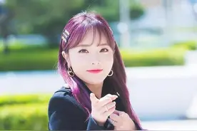 “南韩尤物”洪真英，身穿酒红色的斜肩紧身裙，凸显身材曲线图片