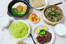 山东母女二人的晚餐，在朋友圈火了，网友：这也太馋人了，求蹭饭图片