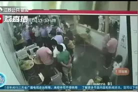10岁女孩未完成作业 被妈妈“扔”广场一个多小时图片