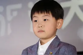 有种“整容”叫张峻豪长大，昔日是呆萌小光头，如今帅到不敢认图片