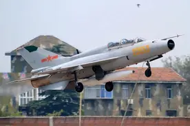 央视曝歼-7H型最后一次露面，中国歼-7系列还能再战多久？图片