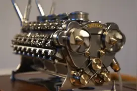 德国退休大爷，花3个月时间打造32缸发动机，拳头大小竖硬币不倒图片