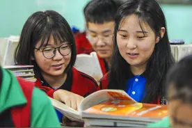 班主任“颜值太高”，导致家长恐慌不已：有必要给孩子换班吗？图片