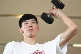 周琦练哑铃，姚明练哑铃，奥尼尔练哑铃，差距为何如此之大？图片