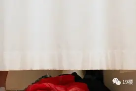 浙江一姑娘试衣间换衣服，导购突然掀开帘子冲进来大喊图片