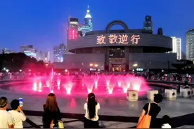 抗疫逆行者上水幕！人民广场多媒体音乐喷泉昨晚归来图片