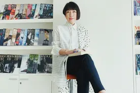 国产时尚女魔头张宇再出发！晒照重新工作，经典裤装化身都市强人图片