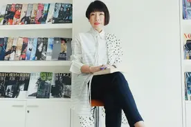 国产时尚女魔头张宇再出发！晒照重新工作，经典裤装化身都市强人图片