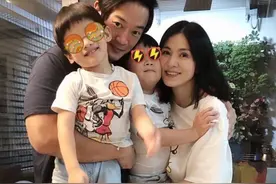 47岁杨采妮晒一家四口合照！眼窝深陷泪沟明显，曾与金城武传绯闻图片