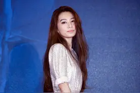 田馥甄穿银色连衣裙留偏分长发造型优雅，温柔微笑简直美翻了图片