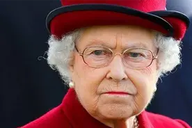 英国女王的尴尬时刻：在庆典上放了个响屁！查尔斯王子率先笑场图片