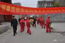 巩义市回郭镇清西村为“好媳妇”娘家赠送荣誉匾，两家光荣全村欢图片