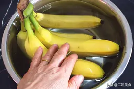 把香蕉放到食盐水中泡一泡，太聪明了，用途花钱买不到，简单实用图片