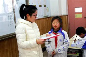 小学生外出理发偶遇老师，临时被抽查背诵，网友：惊不惊喜图片