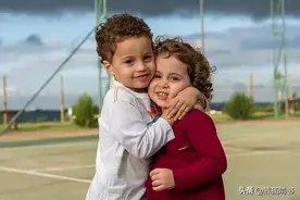 12岁弟弟在家只穿内裤与亲姐同睡：失去界限的亲情，会害了孩子图片