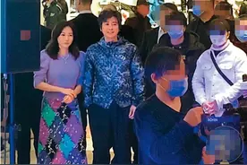 48岁孙耀威靠直播翻红，出场费高达百万，曾在最红时被雪藏多年图片