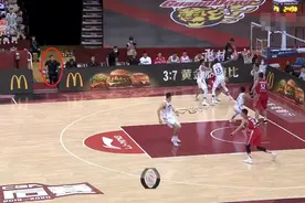 徐杰不看人传球，助力易建联起飞，杜锋都从场边站了起来图片