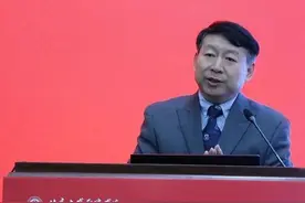 我扒了那个爆红的北大教授92条视频，才明白真正的教育是拼爹图片
