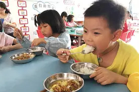 孩子说幼儿园的饭菜很香，一次能吃两碗，看到照片妈妈也“馋”了图片