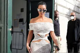 金卡戴珊离婚后更敢穿！露肩蕾丝镂空连衣裙秀身材，这腰臀比太绝图片