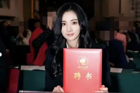 太优秀！杨幂升级副主席成陈道明手下，老爸骄傲晒女儿手拿证书照图片