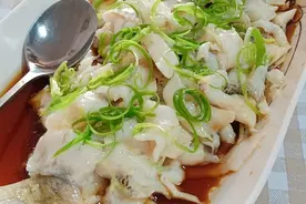 小伙今天去买了一条鱼回来，做了一道鲜嫩鲈鱼片味道鲜美入口即化图片
