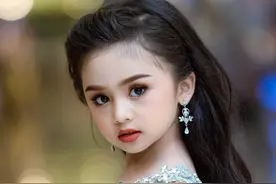 7岁泰国萝莉又获“选美冠军”！穿成熟礼服化浓妆，卸妆后才惊艳图片
